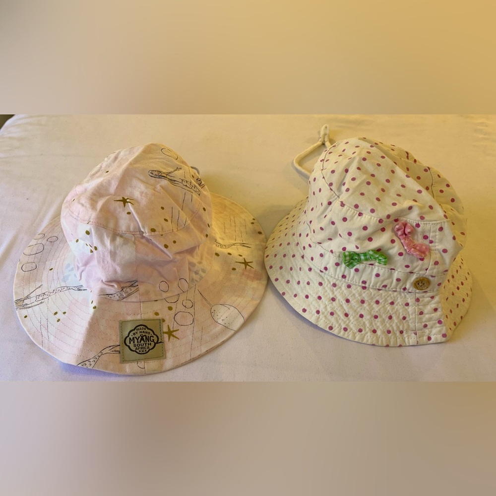 Baby sun hats with draw string 
Size 0-12months 
Pink and white